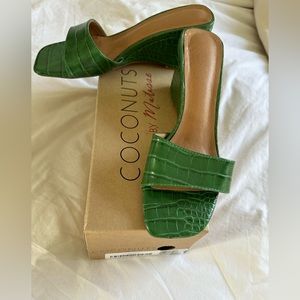 Coconuts green slip in leather. 37/ 7